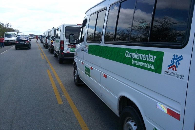 Em protesto, motoristas de vans bloqueiam trecho da AL-145 entre Pariconha e Água Branca