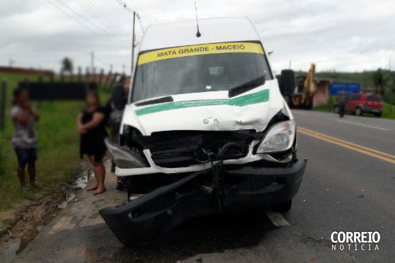 Van com passageiros de Mata Grande se envolve em acidente na BR-316