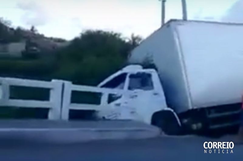Caminhão apresenta problemas mecânicos e por pouco não cai de ponte na AL-220 em Piranhas