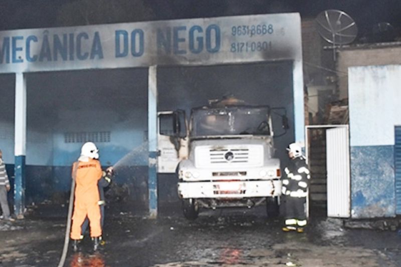 Incêndio deixa caminhão-pipa parcialmente destruído em oficina de Santana do Ipanema