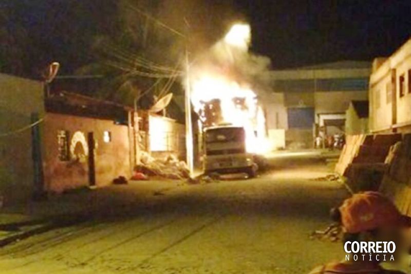 Caminhão fica destruído depois de entrar em chamas em Delmiro Gouveia
