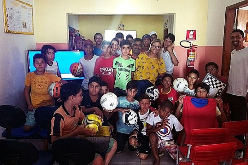Prefeitura de Delmiro entrega material esportivo para adolescestes e crianças do IDEC