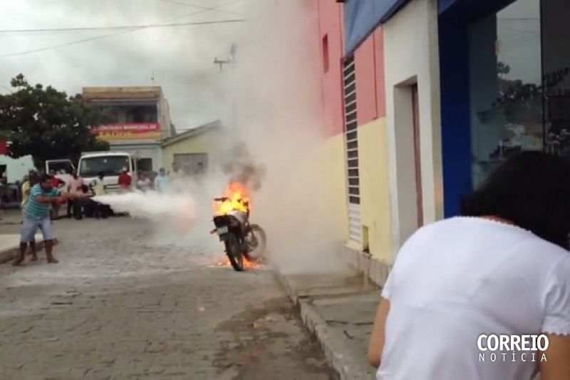 Vídeo: motocicleta pega fogo no Centro de Monteirópolis na manhã desta terça-feira