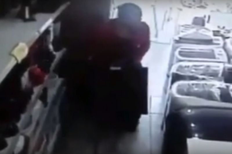 Vídeo: mulher furta TV de 24 polegadas e esconde debaixo da saia