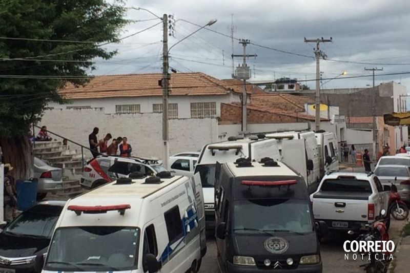 Detentos da Delegacia Regional de Delmiro Gouveia são transferidos para sistema prisional