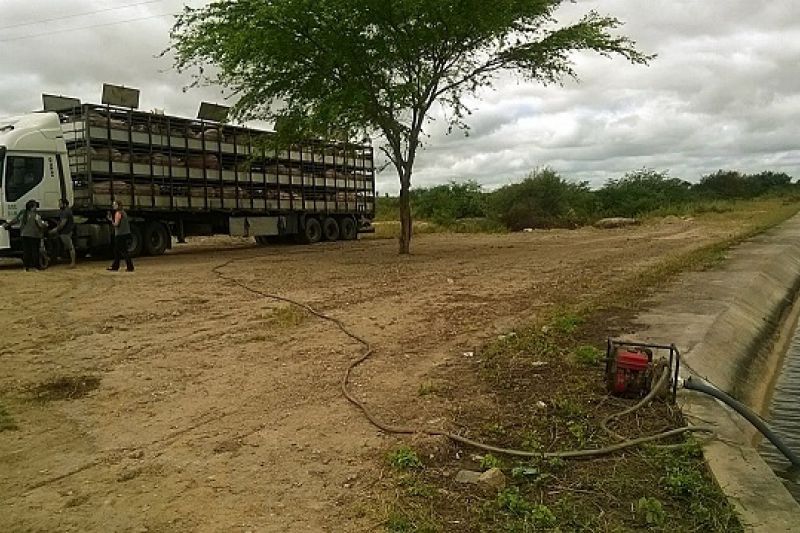 Responsáveis por caminhão são notificados por usarem água do Canal sem autorização