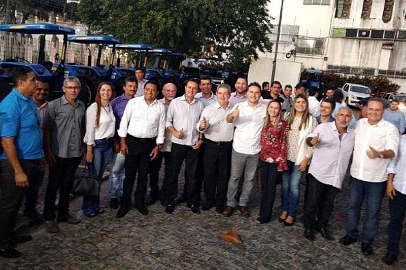 Delmiro Gouveia é contemplada com trator e implementos agrícolas pelo Governo do Estado