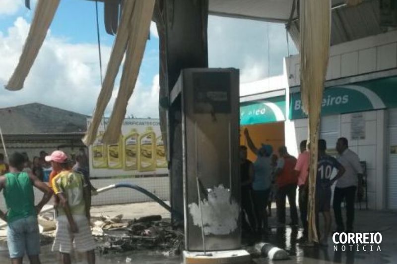 Moto entra em chamas enquanto abastecia e provoca explosão em posto de combustíveis