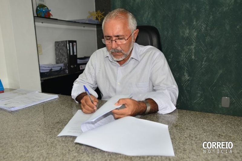 Prefeito exonera todos os secretários, servidores contratados e comissionados de Delmiro