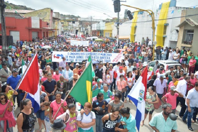 Milhares de pessoas participam de manifestação cobrando instalação de CISP em Mata Grande