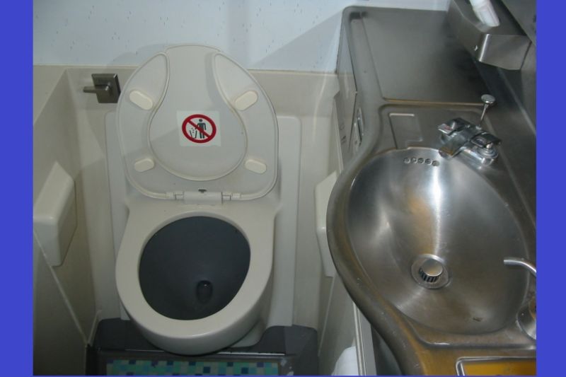 Alunas dão água da privada junto com comprimido para professora