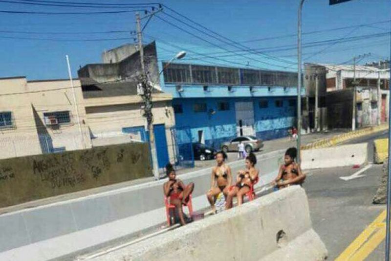 Mulheres aproveitam calor de fim de inverno para pegar sol em avenida interditada