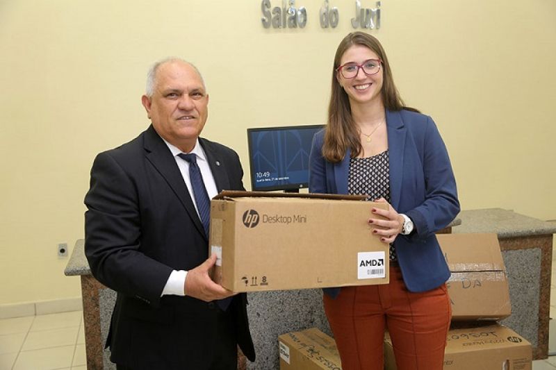 Presidente do TJ/AL entrega computadores e ordena reparos em Fórum de São José da Tapera