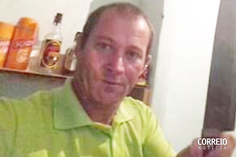 Suspeito de atentado comparece a delegacia e diz que esfaqueou vítima para se defender