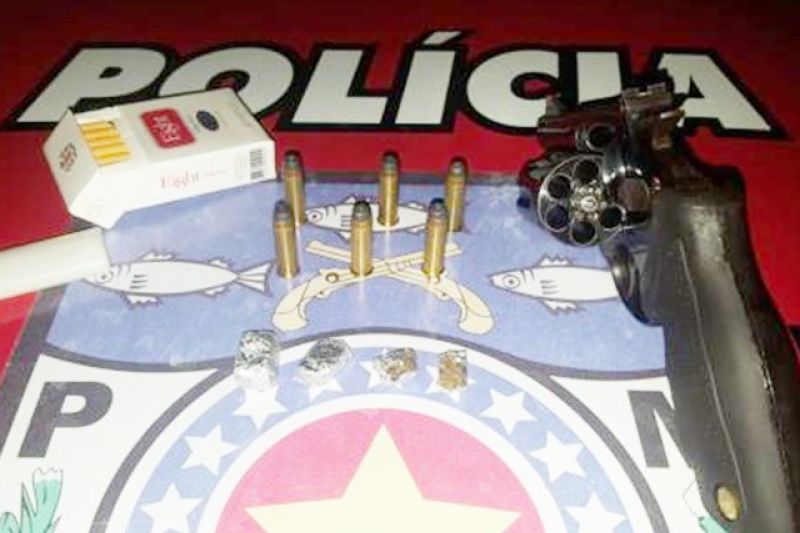 Jovem é preso depois ser encontrado com revólver, munições e drogas na AL-125 em Olivença