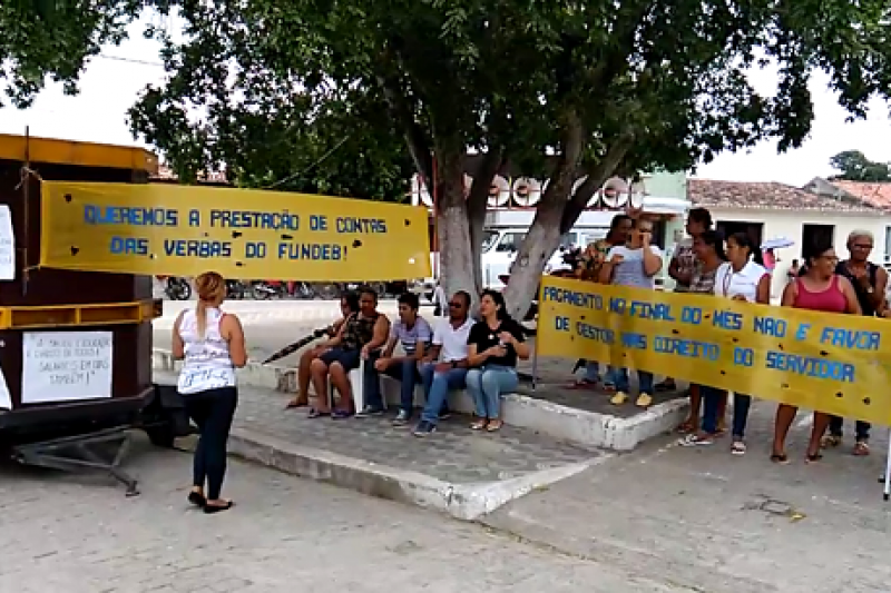 Servidores realizam manifestação para cobrar salários atrasados em Palestina