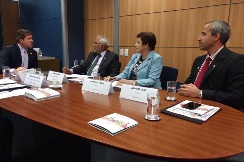 Buscando melhoria para Piranhas, Prefeita participa de mobilização de gestores em Brasília