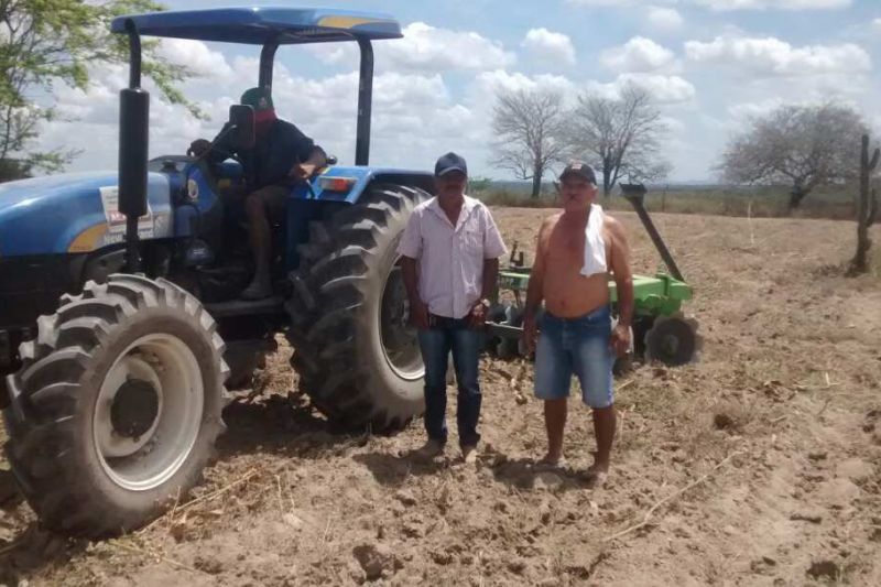 Prefeitura de Canapi: Máquinas garantem plantio