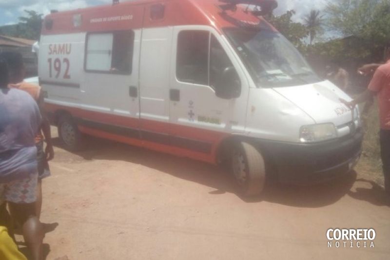 Homem é hospitalizado após inalar produtos químicos e cair em cisterna de piche no Sertão