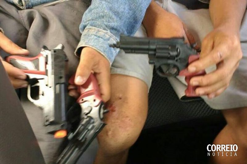 Menores que estariam planejando praticar assaltos com armas de brinquedo são apreendidos