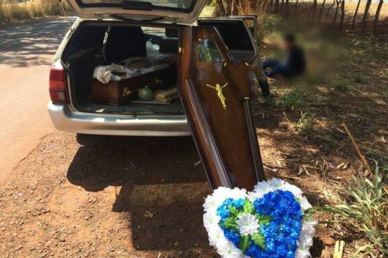 Carro de funerária é pego com 97 kg de maconha dentro de caixão