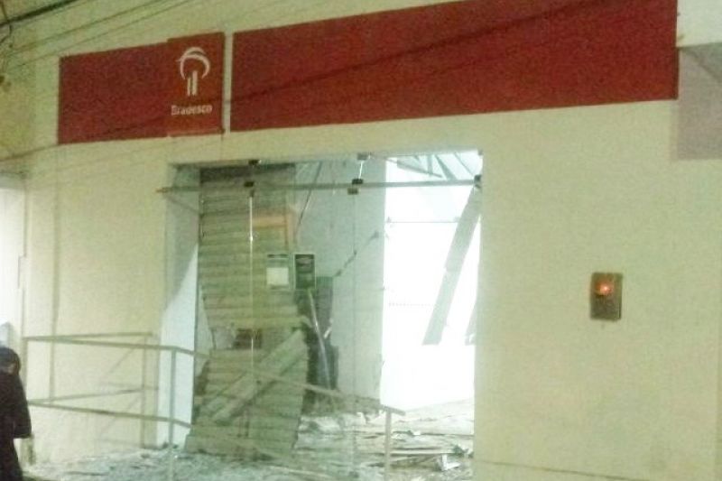 Assaltantes invadem cidade de Dois Riachos, fazem reféns e explodem agência bancária