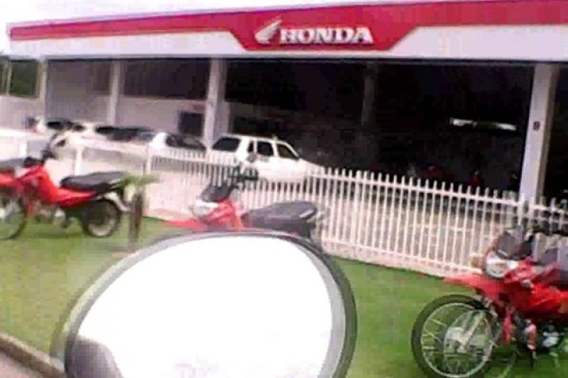 Criminosos tentam furtar loja de motos em Delmiro, mas se assustam com alarme e fogem