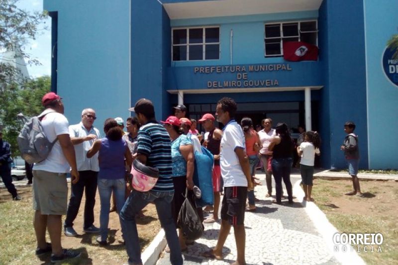 Membros do Sem Terra ocupam prefeituras de Delmiro, Olho D’água do Casado e Piranhas