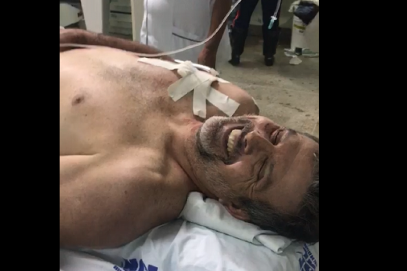 Baleado no ombro, Emílio Dantas aparece rindo em vídeo gravado em hospital