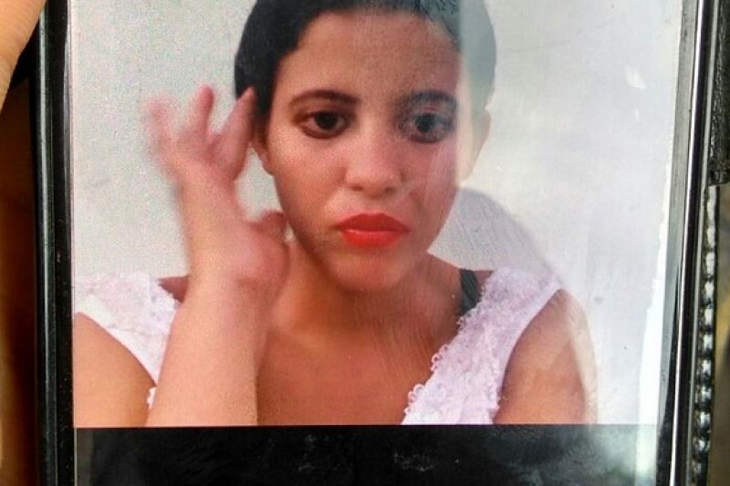 Irmãs queimadas nuas pelo padrasto não sabem que mãe foi morta há 15 dias
