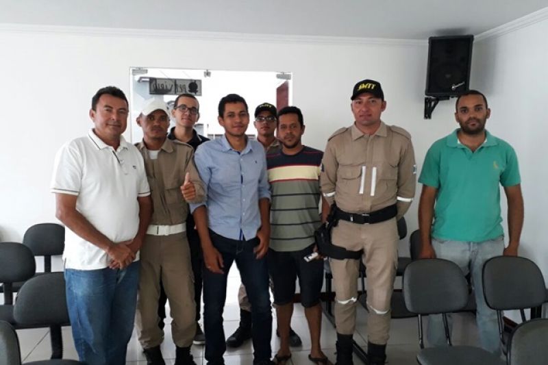 Kel recebe agentes de trânsito que lutam por adicional de periculosidade e garante apoio