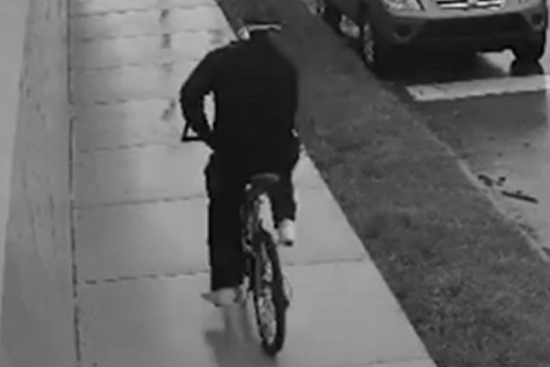 Homem utilizando bicicleta aborda mulheres e rouba telefone celular em Delmiro Gouveia