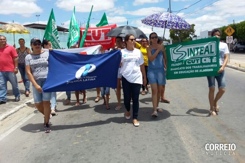 Trabalhadores da Educação fazem protesto para cobrar salários atrasados em Monteirópolis
