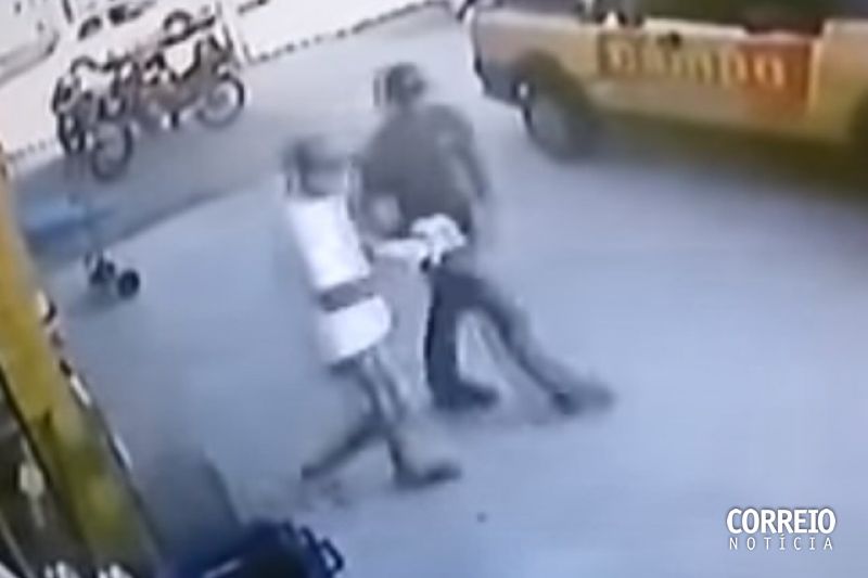 Criminosos de “caras limpas” rendem clientes e assaltam supermercado em Delmiro Gouveia