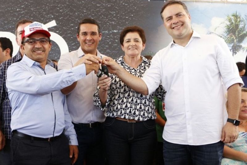 Manifestantes fazem prefeito de Olho D’água do Casado passar vexame no Governo Presente