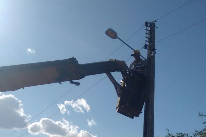 Prefeitura de Delmiro Gouveia continua com reposição de lâmpadas queimadas no município