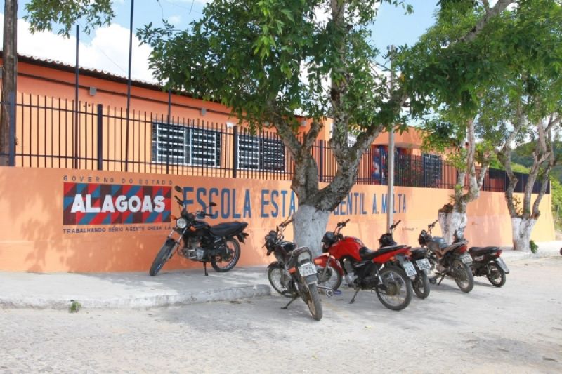 Mais de 500 alunos são beneficiados com entrega de escola reformada em Mata Grande