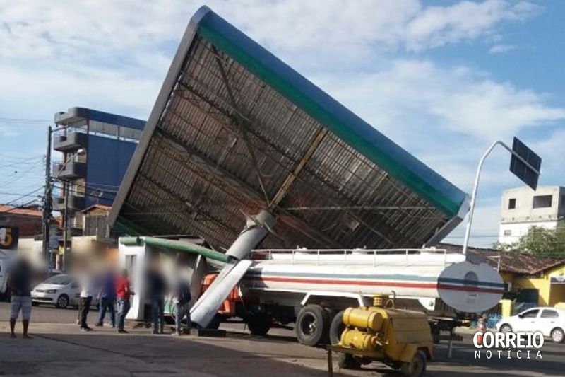 Cobertura de posto de combustíveis desaba sobre caminhão-pipa em Delmiro Gouveia