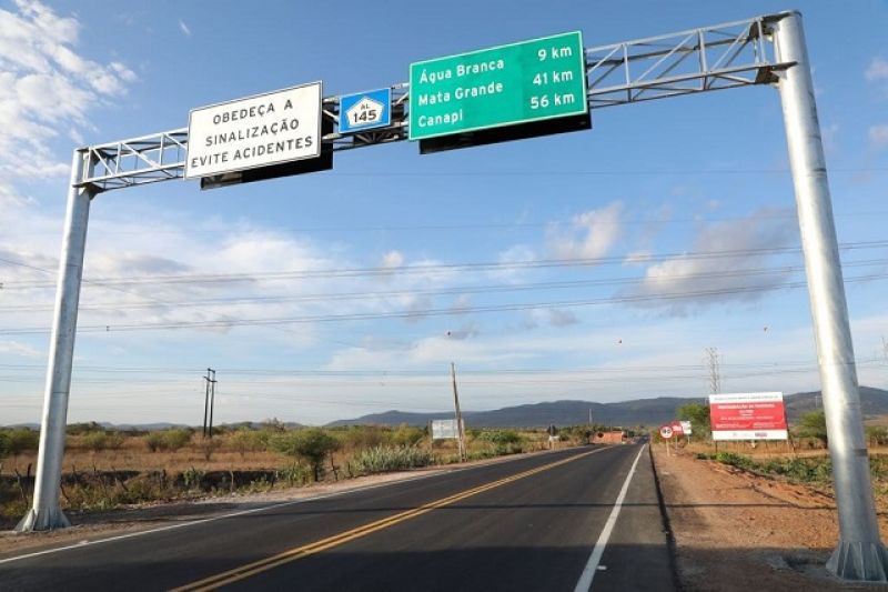 Renan entrega rodovia que liga Mata Grande ao povoado Maria Bode totalmente recuperada