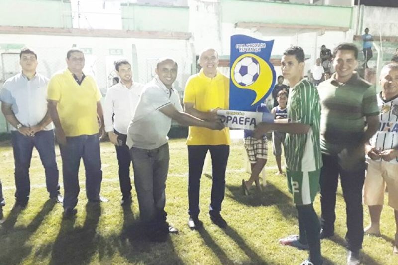 Edilson Ramos e o prefeito de Olho D'água das Flores entregam Taça de Campeão da COPAEFA