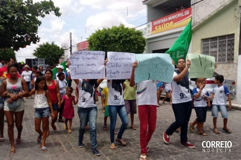 Trabalhadores da Educação fazem novo protesto em Monteirópolis para cobrar salários