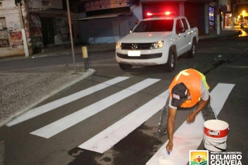 SMTT inicia trabalho de sinalização nas principais vias do município de Delmiro Gouveia