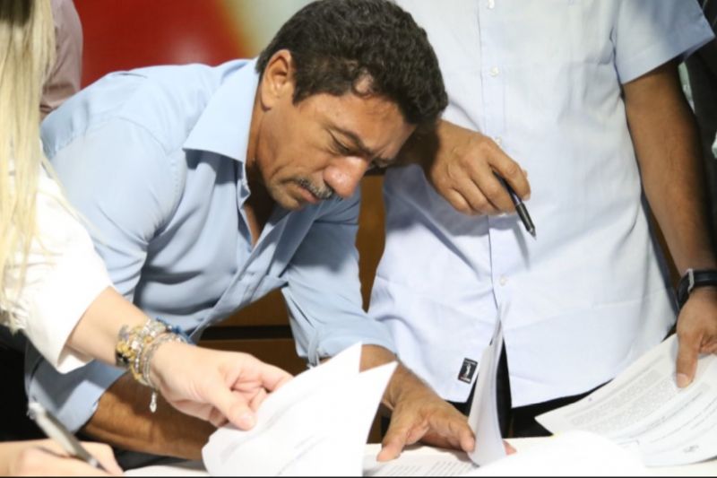 Prefeito Zé Carlos assina acordo com o MPE para encerrar o lixão até abril de 2018