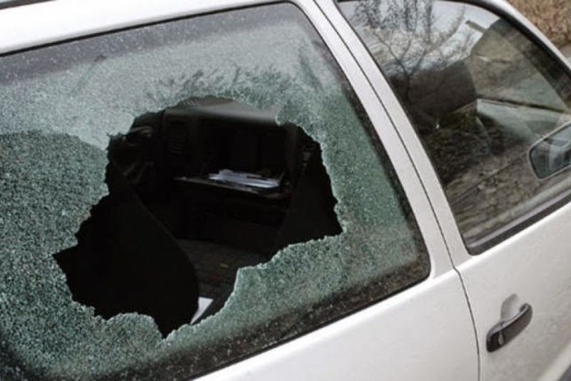 Mulher segue marido até a casa da ex, destrói carro dele e acaba agredida