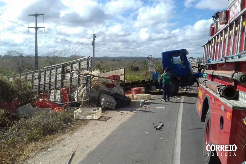 Batida entre caminhões deixa duas pessoas feridas em Santana do Ipanema