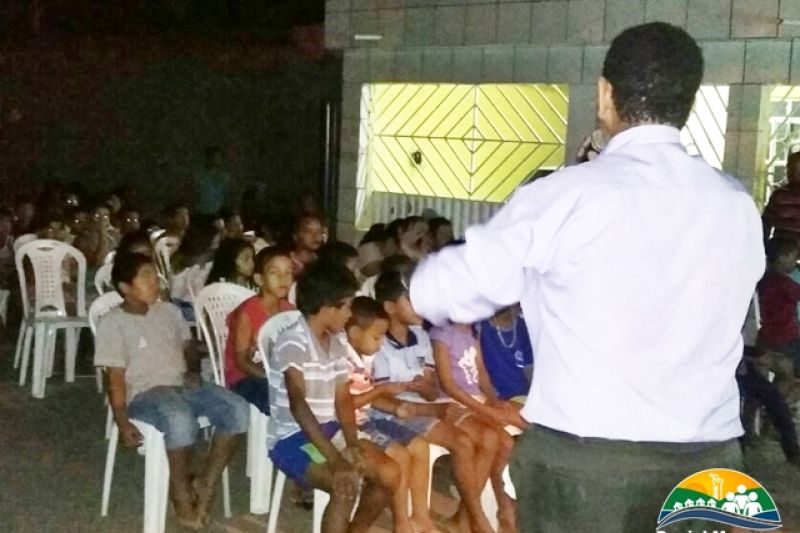 Vereador Daniel Marques realiza palestra e contempla moradores com cinema ao ar livre