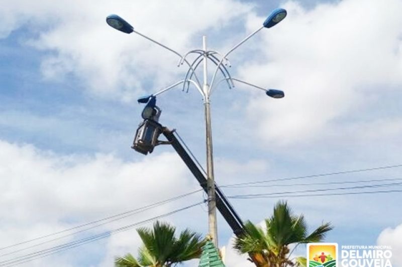 Prefeitura de Delmiro Gouveia inicia manutenção em postes e luminárias do centro da cidade