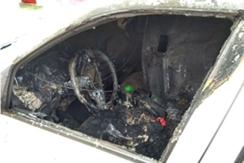 Carro fica parcialmente destruído depois de entrar em chamas em Santana do Ipanema