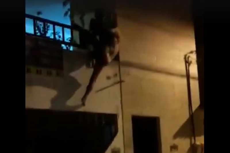 Vídeo: idosa de 80 anos é agredida pelo filho e jogada de prédio