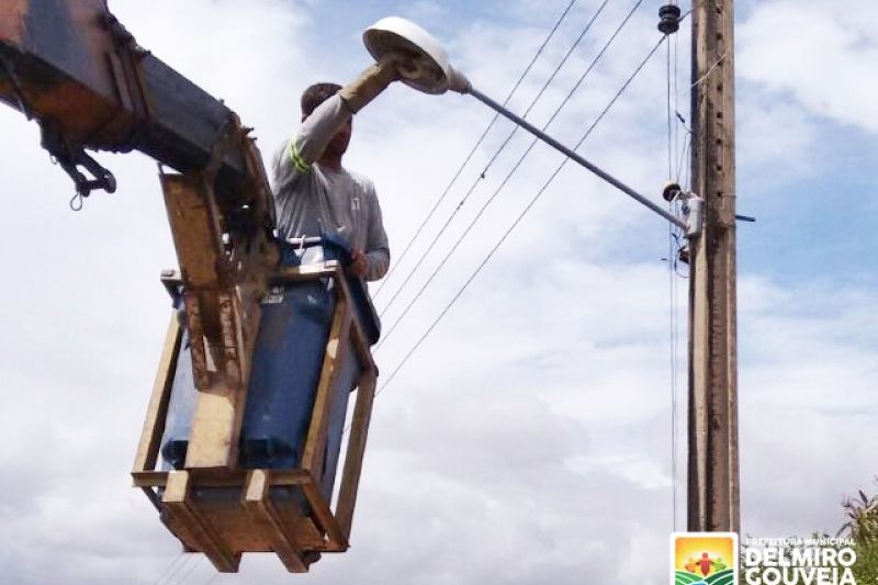 Secretaria de Infraestrutura inicia manutenção em postes e luminárias dos povoados